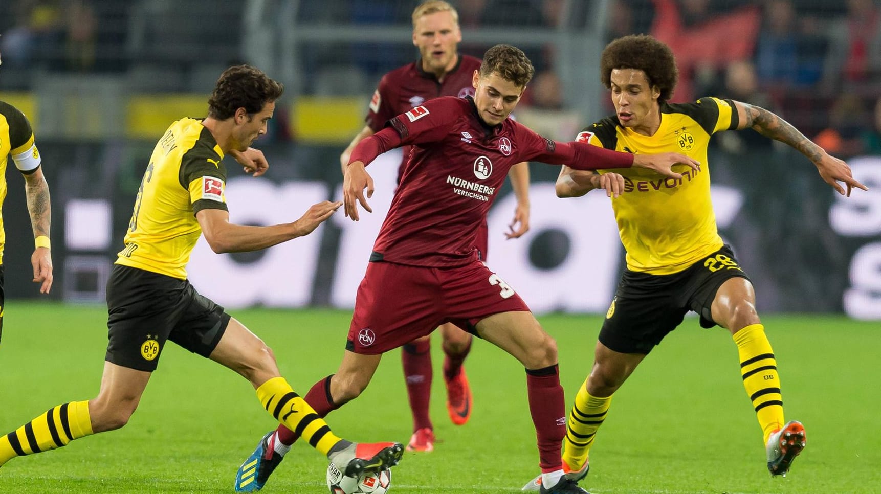 Dortmunds Thomas Delaney (l.), und Axel Witsel nehmen Nürnbergs Alexander Fuchs (M.) in die Zange. Dortmunds Thomas Delaney (l.), und Axel Witsel nehmen Nürnbergs Alexander Fuchs (M.) in die Zange.