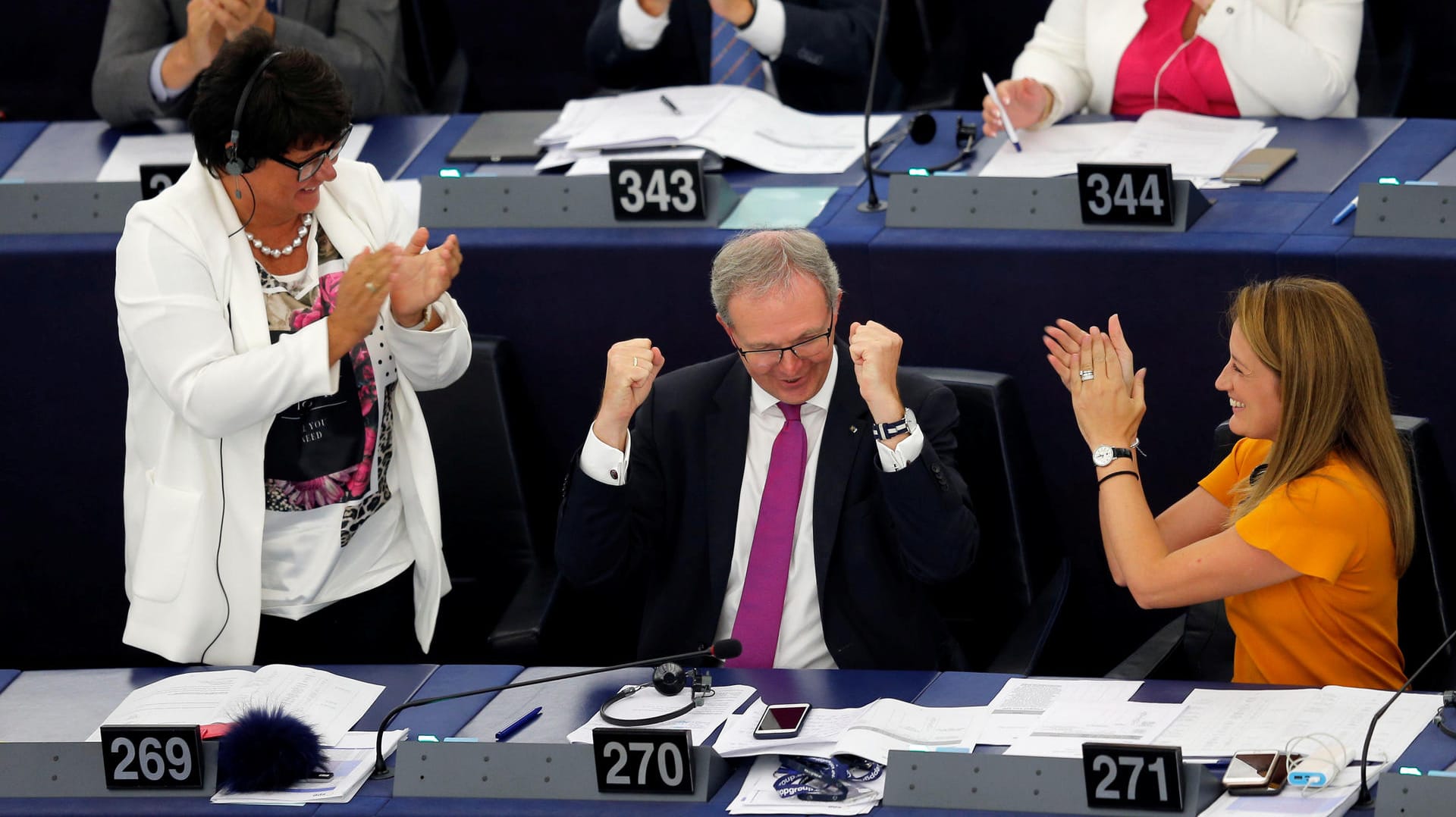 Urheberrechtsreform im EU-Parlament: Verhandlungsführer Axel Voss (CDU) freut sich über das "Ja" zur Urheberrechtsreform.