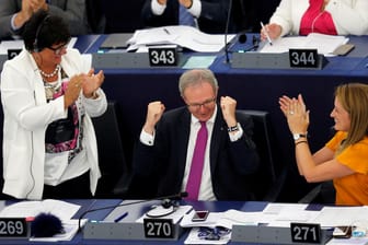 Urheberrechtsreform im EU-Parlament: Verhandlungsführer Axel Voss (CDU) freut sich über das "Ja" zur Urheberrechtsreform.