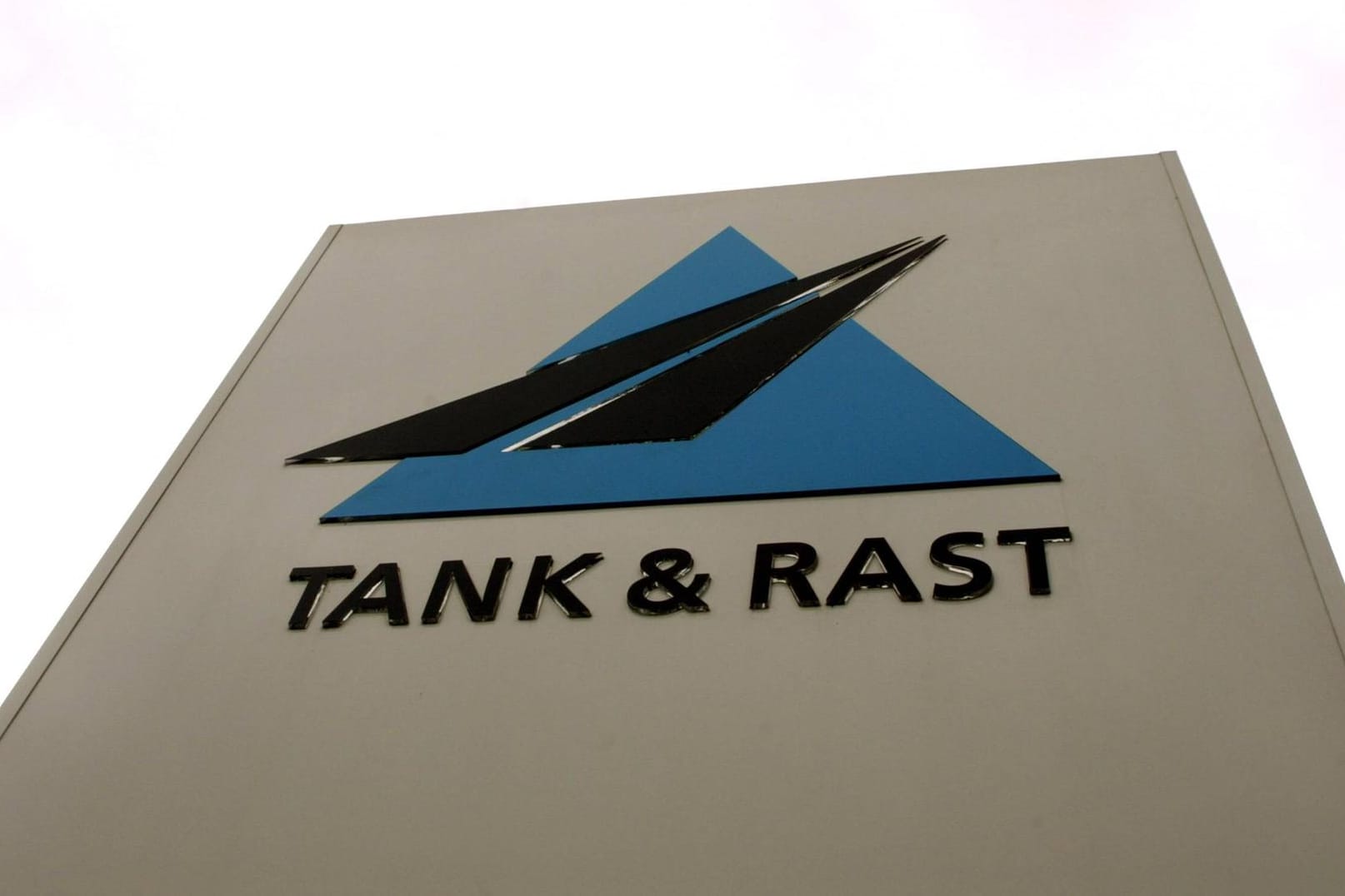 Logo des Raststättenbetreibers Tank und Rast: Ein Mitarbeiter des Unternehmens entdeckte die Handgranate bei Reinigungsarbeiten.
