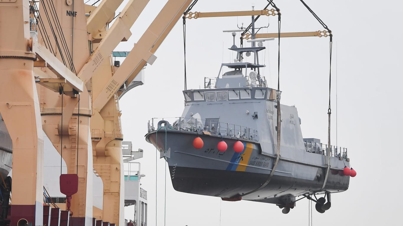 Ein Küstenschutzboot wird verladen: Deutsche Unternehmen dürfen seit November 2018 vorerst nicht nach Saudi-Arabien exportieren.