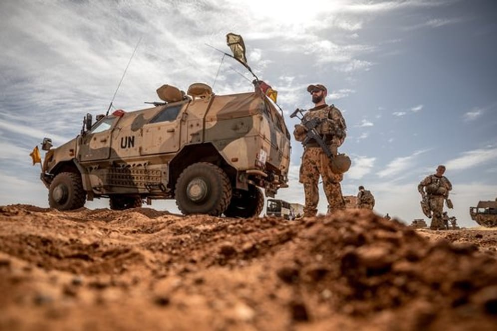 Ein Soldat der Bundeswehr steht am Flughafen nahe des Stützpunktes in Gao im Norden Malis (Archivbild).