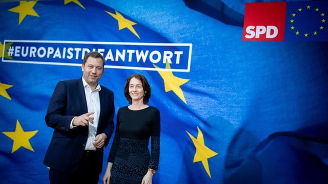 Katarina Barley, SPD-Spitzenkandidatin für die Europa-Wahl, und Lars Klingbeil, SPD-Generalsekretär, stellen das Wahlprogramm für die Europawahl vor. Katarina Barley, SPD-Spitzenkandidatin für die Europa-Wahl, und Lars Klingbeil, SPD-Generalsekretär, stellen das Wahlprogramm für die Europawahl vor.
