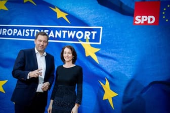 Katarina Barley, SPD-Spitzenkandidatin für die Europa-Wahl, und Lars Klingbeil, SPD-Generalsekretär, stellen das Wahlprogramm für die Europawahl vor.