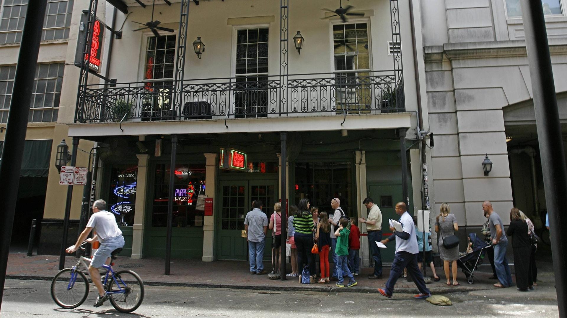 Straßenszene im berühmten French Quarter von New Orleans: Ein Verdächtiger soll das Feuer eröffnet haben, als Polizisten ihn kontrollieren wollten. (Archivfoto) Straßenszene im berühmten French Quarter von New Orleans: Ein Verdächtiger soll das Feuer eröffnet haben, als Polizisten ihn kontrollieren wollten. (Archivfoto)