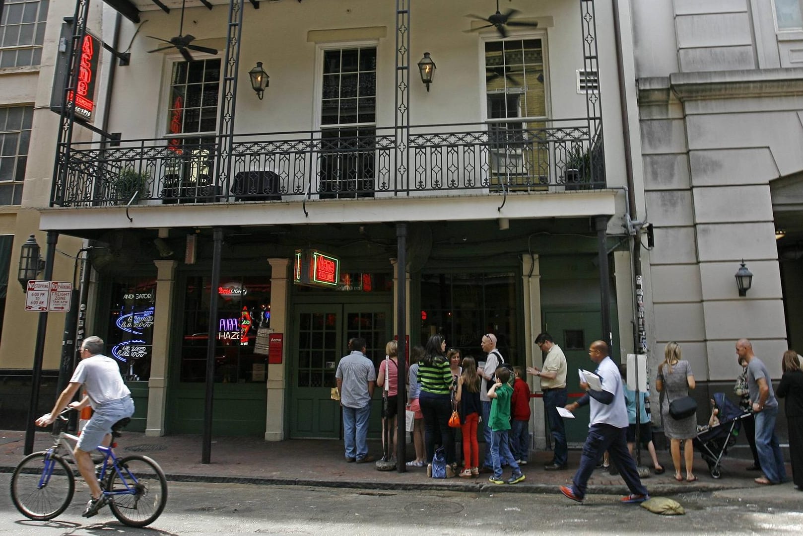 Straßenszene im berühmten French Quarter von New Orleans: Ein Verdächtiger soll das Feuer eröffnet haben, als Polizisten ihn kontrollieren wollten. (Archivfoto)