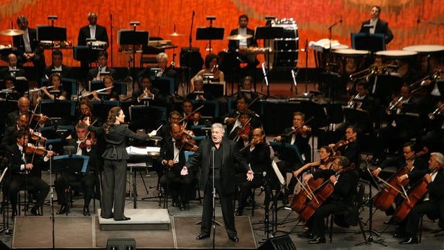 Die Mexikanerin Alondra de la Parra dirigiert, der spanische Tenor Placido Domingo singt. Die Mexikanerin Alondra de la Parra dirigiert, der spanische Tenor Placido Domingo singt.