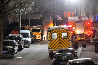In Wuppertal ist ein Mensch auf offener Straße unter ungeklärten Umständen gestorben. Neben dem Toten habe sich eine größere Blutlache befunden, teilte die Polizei am Montag (18. Februar) weiter mit.