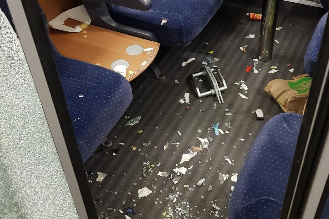 Verwüstung im ICE: HSV-Fans wüteten auf dem Rückweg nach Hamburg.