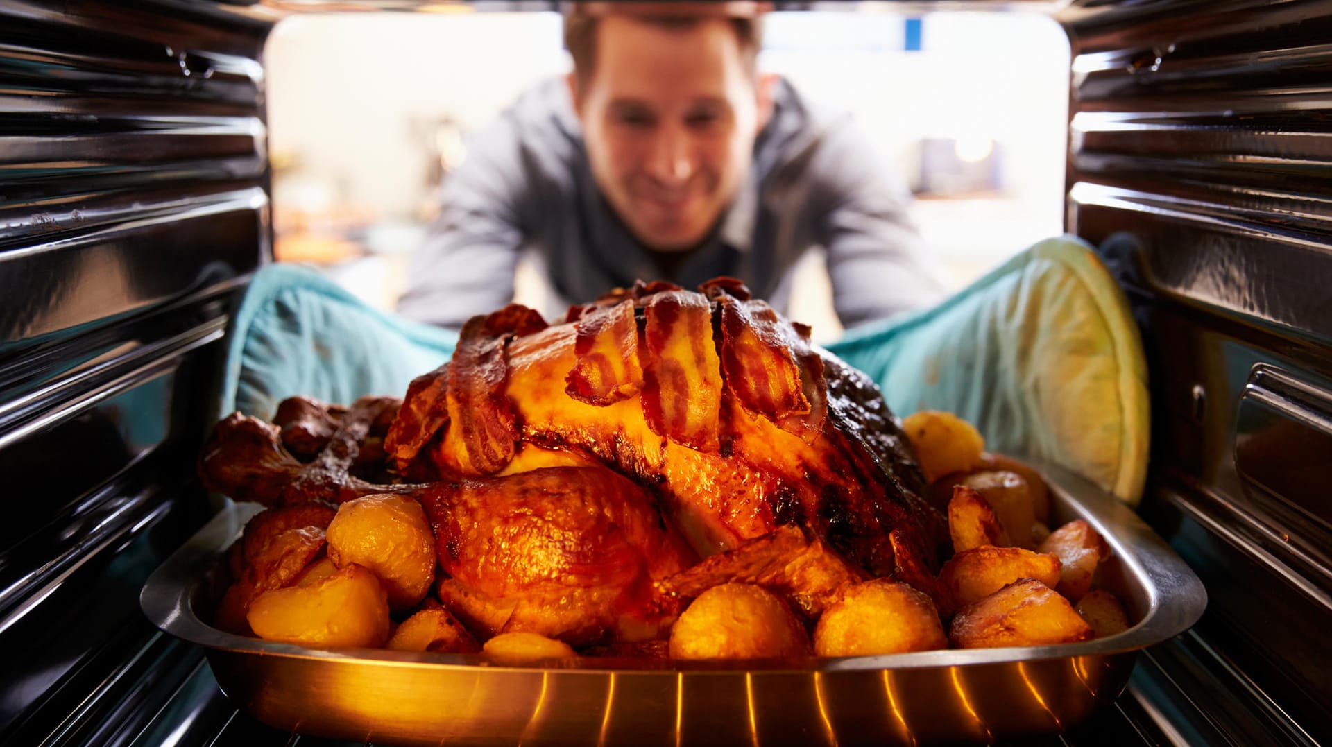 Dicke Luft: Wer durchatmen will, sollte nach dem Backen und Braten gut lüften. (Symbolbild)