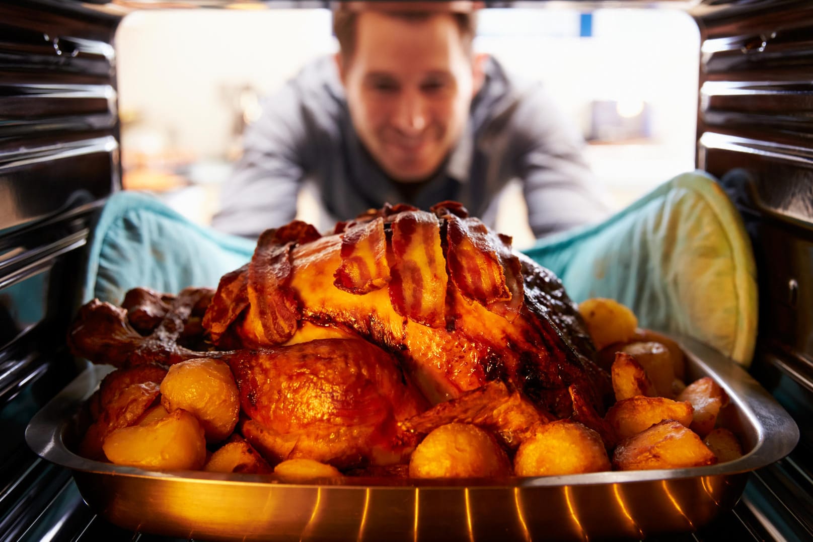 Dicke Luft: Wer durchatmen will, sollte nach dem Backen und Braten gut lüften. (Symbolbild)