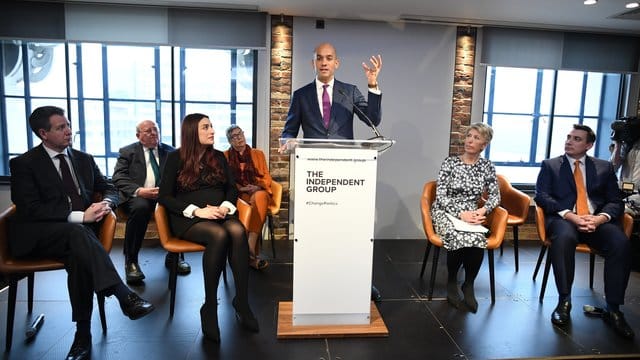 Chuka Umunna, Mitglied der Labour-Partei, kündigt bei einer Pressekonferenz seinen Austritt an. Chuka Umunna, Mitglied der Labour-Partei, kündigt bei einer Pressekonferenz seinen Austritt an.