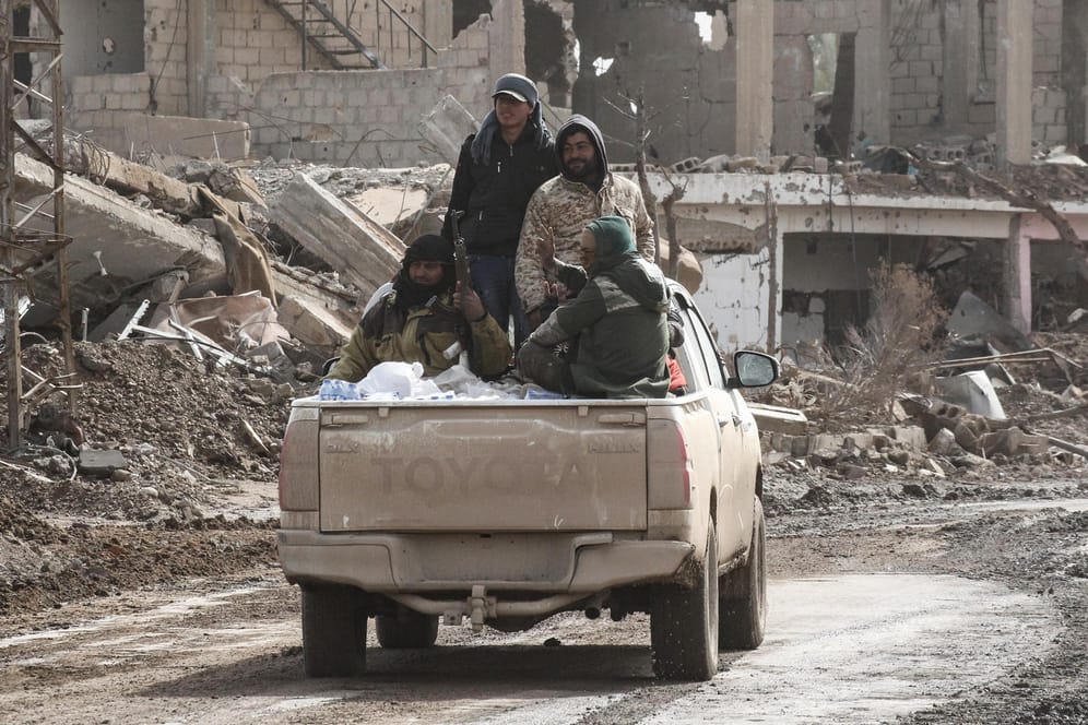 SDF-Kämpfer im syrischen Hadschin: Die Kurdenmiliz hält viele europäische Anhänger des "Islamischen Staats" in Haft.