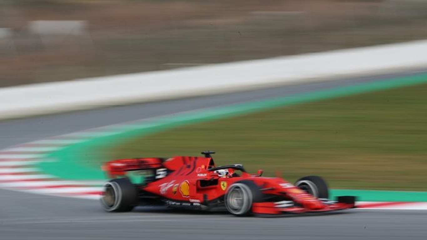 Ferrari-Pilot Sebastian Vettel in seinem neuen Ferrari SF90 in Barcelona.