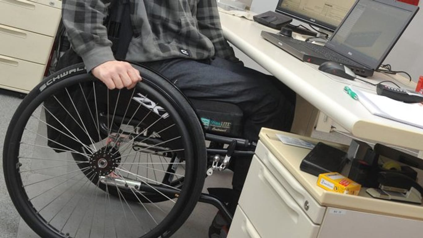 Krankenkassen müssen einen teureren Rollstuhl finanzieren, wenn dieser dem Bedürftigen den Alltag komfortabler macht.