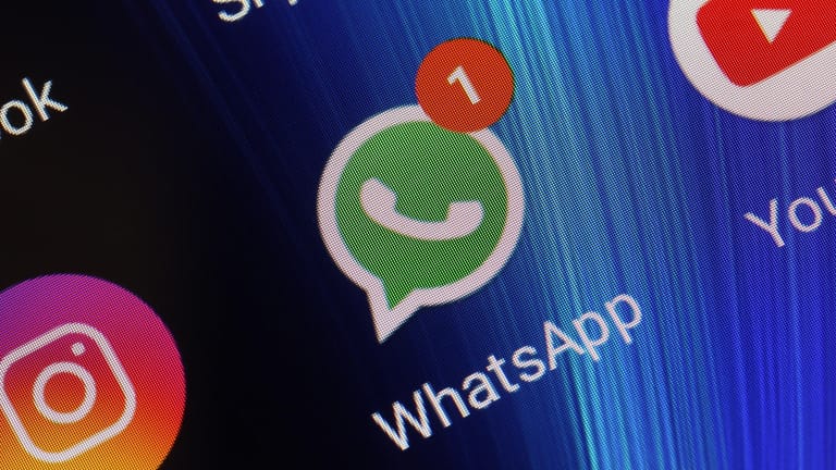 Das WhatsApp-Symbol auf einem Smartphone: Neue Funktionen in der Chat-App