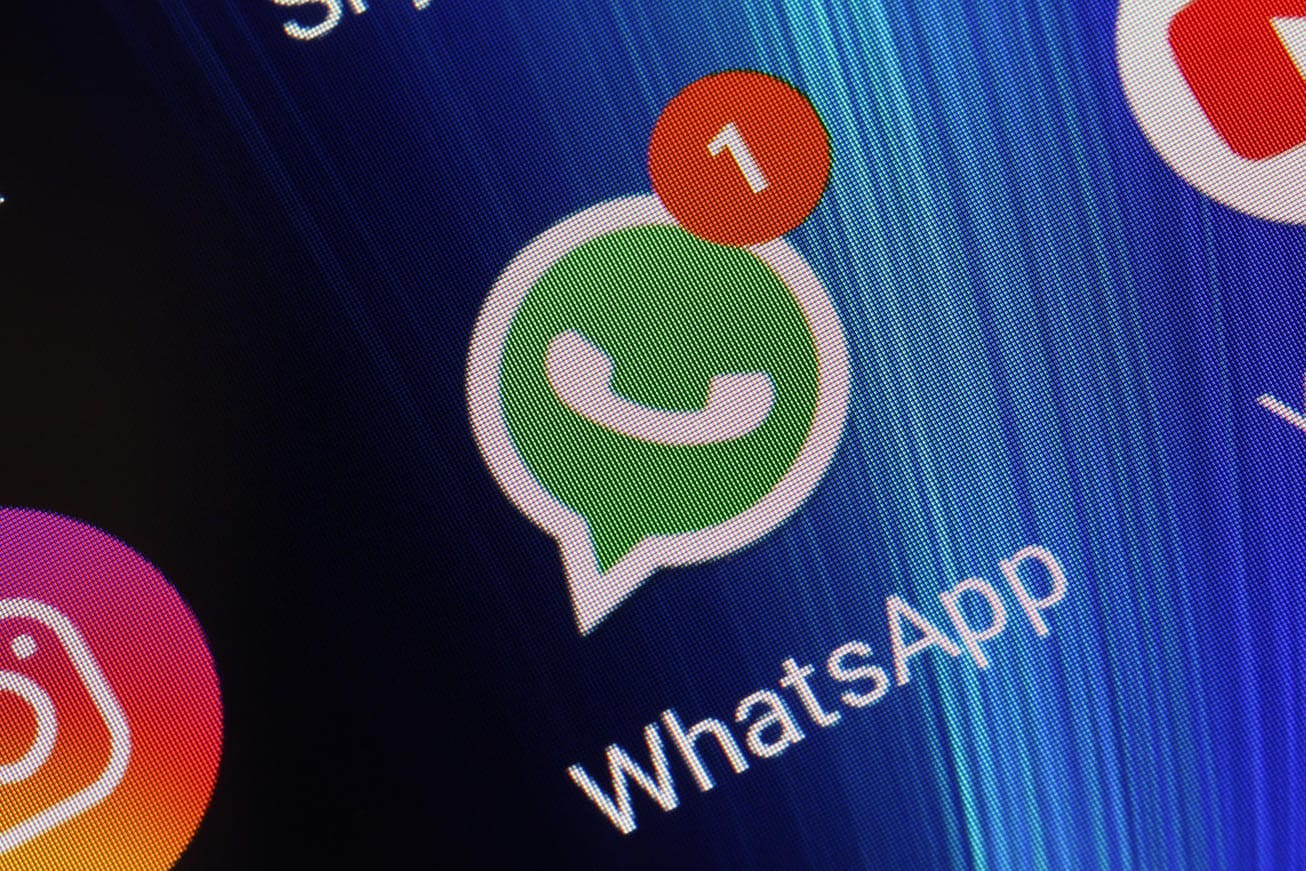 Das WhatsApp-Symbol auf einem Smartphone: Neue Funktionen in der Chat-App