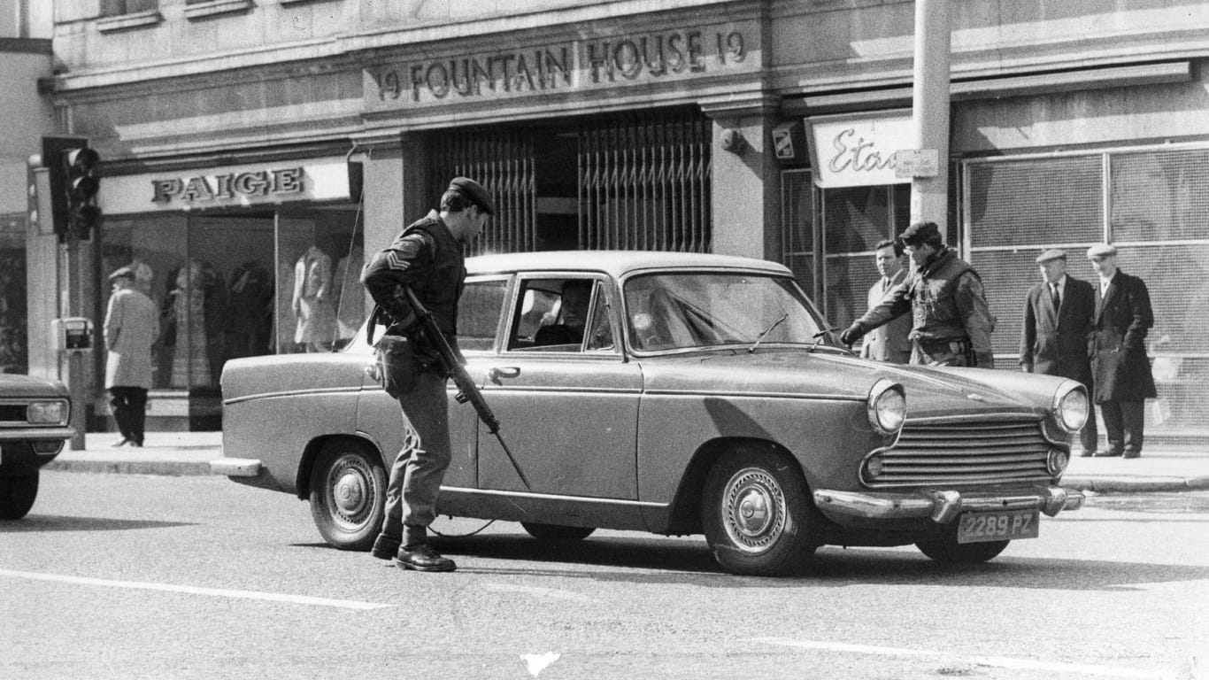 Britische Soldaten kontrollieren 1972 in Belfast ein Auto: Drohen bald wieder bewaffnete Kontrollen?