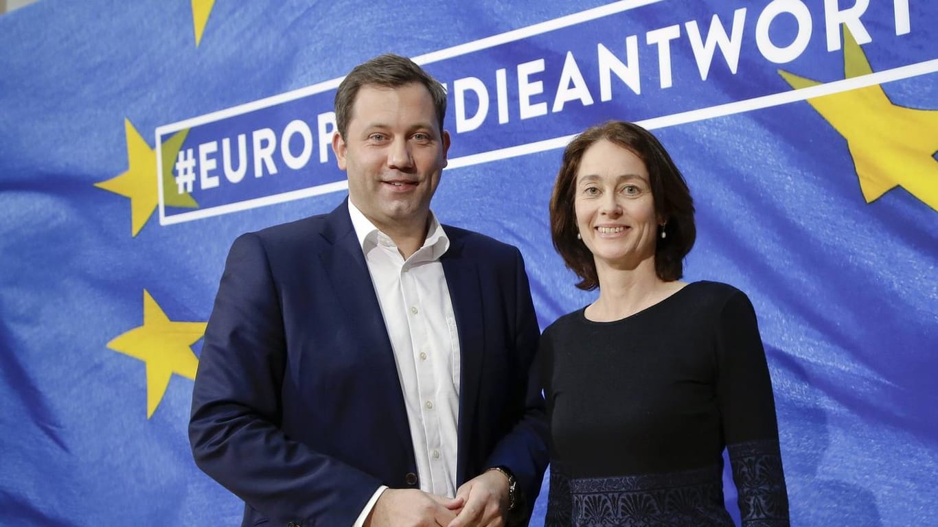 SPD-Spitzenkandidatin Katarina Barley mit Generalsekretär Lars Klingbeil: Die Partei hat ihren Entwurf für ein Wahlprogramm vorgestellt.