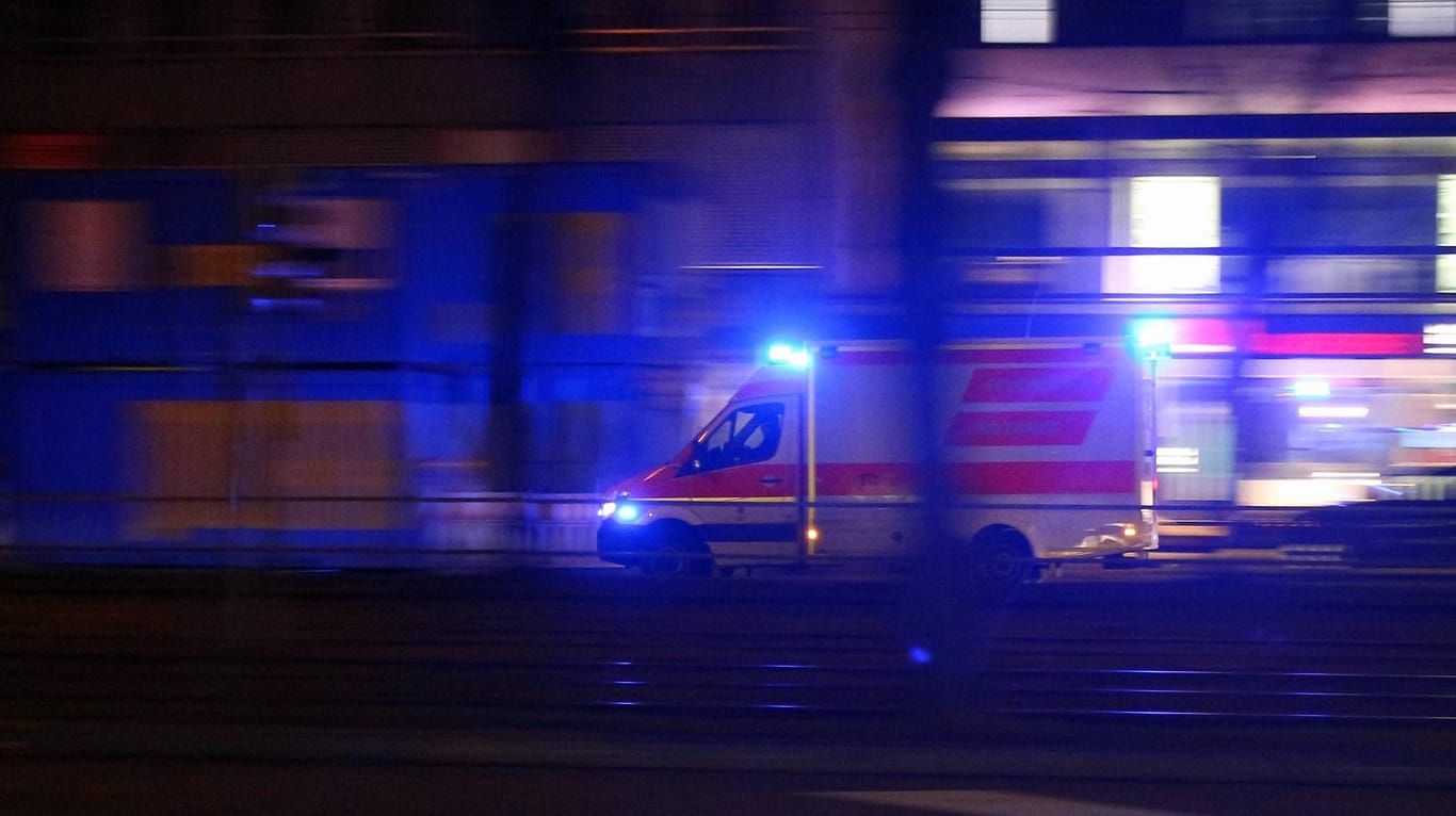 Rettungswagen während einer Einsatzfahrt mit Blaulicht: Die attackierte Frau sei zu Anwohnern geflohen und wurde in eine Klinik gebracht.