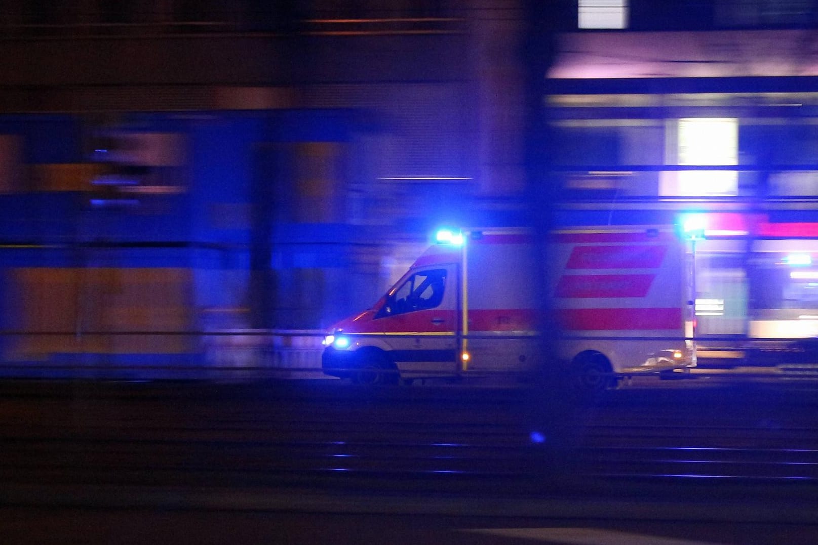 Rettungswagen während einer Einsatzfahrt mit Blaulicht: Die attackierte Frau sei zu Anwohnern geflohen und wurde in eine Klinik gebracht.