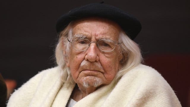 Der Befreiungstheologe Ernesto Cardenal in der Universität Wuppertal bei der Verleihung der Ehrendoktorwürde an ihn. Der Befreiungstheologe Ernesto Cardenal in der Universität Wuppertal bei der Verleihung der Ehrendoktorwürde an ihn.