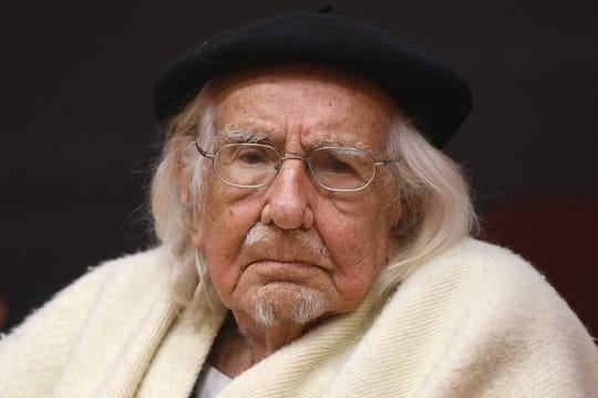 Der Befreiungstheologe Ernesto Cardenal in der Universität Wuppertal bei der Verleihung der Ehrendoktorwürde an ihn.