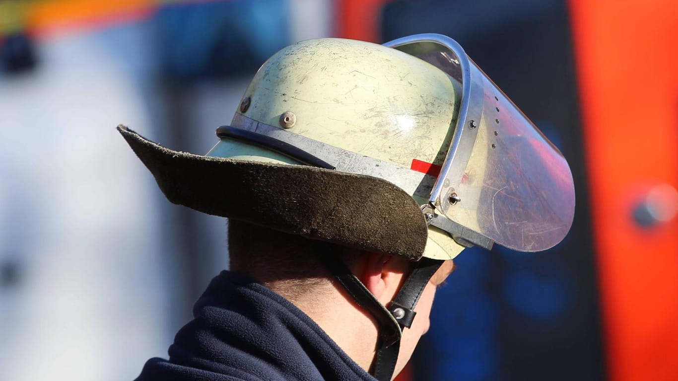 Feuerwehrmann mit Helm: Die Retter riskieren bei so manchem Einsatz ihr Leben. (Symbolfoto)