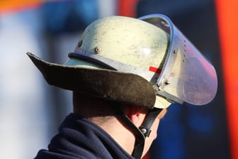 Feuerwehrmann mit Helm: Die Retter riskieren bei so manchem Einsatz ihr Leben. (Symbolfoto)