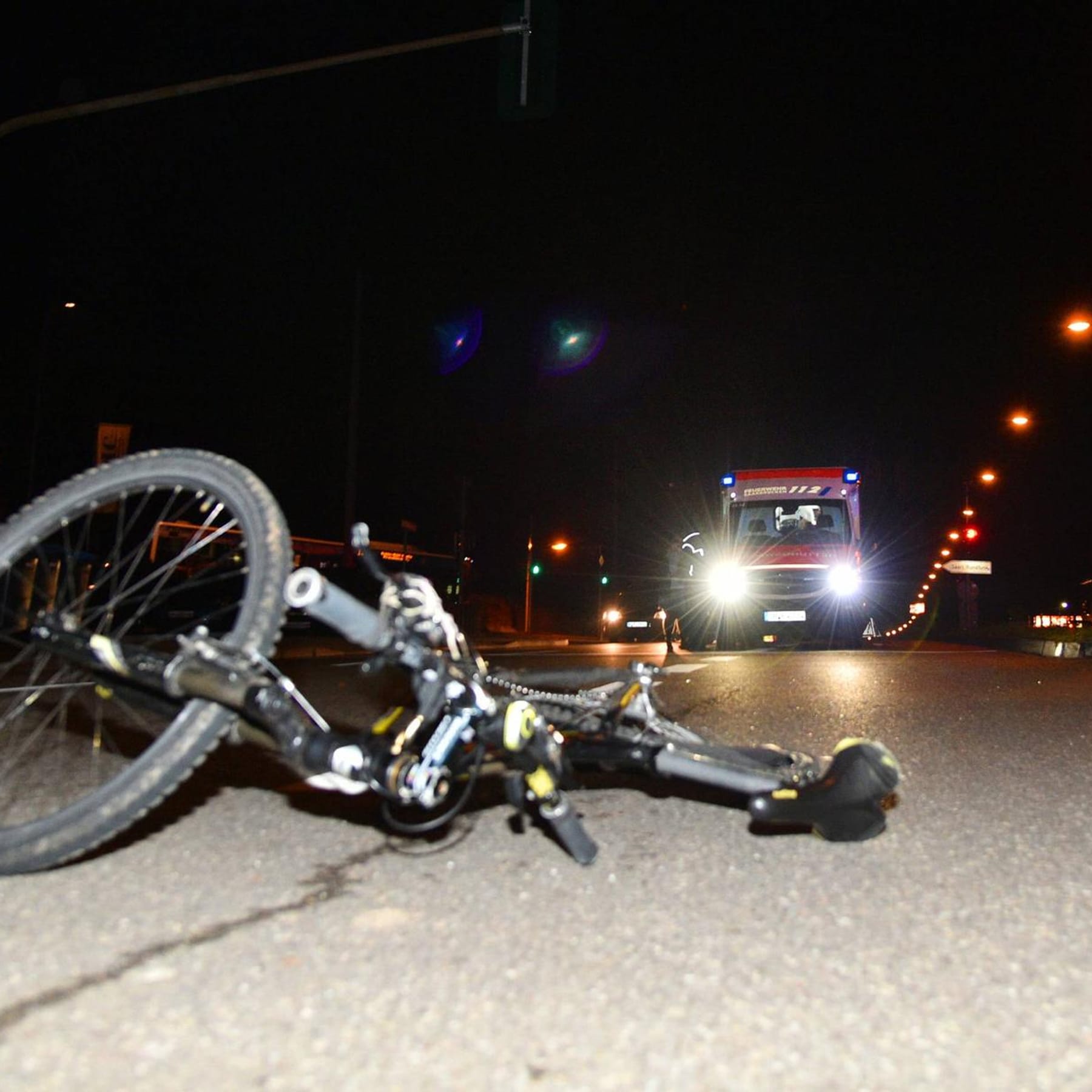 frau bom fahrrad gestoßen und entführt