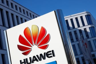 Das Logo von Huawei: Der Einsatz von Technik des Konzerns beim 5G-Ausbau ist umstritten.