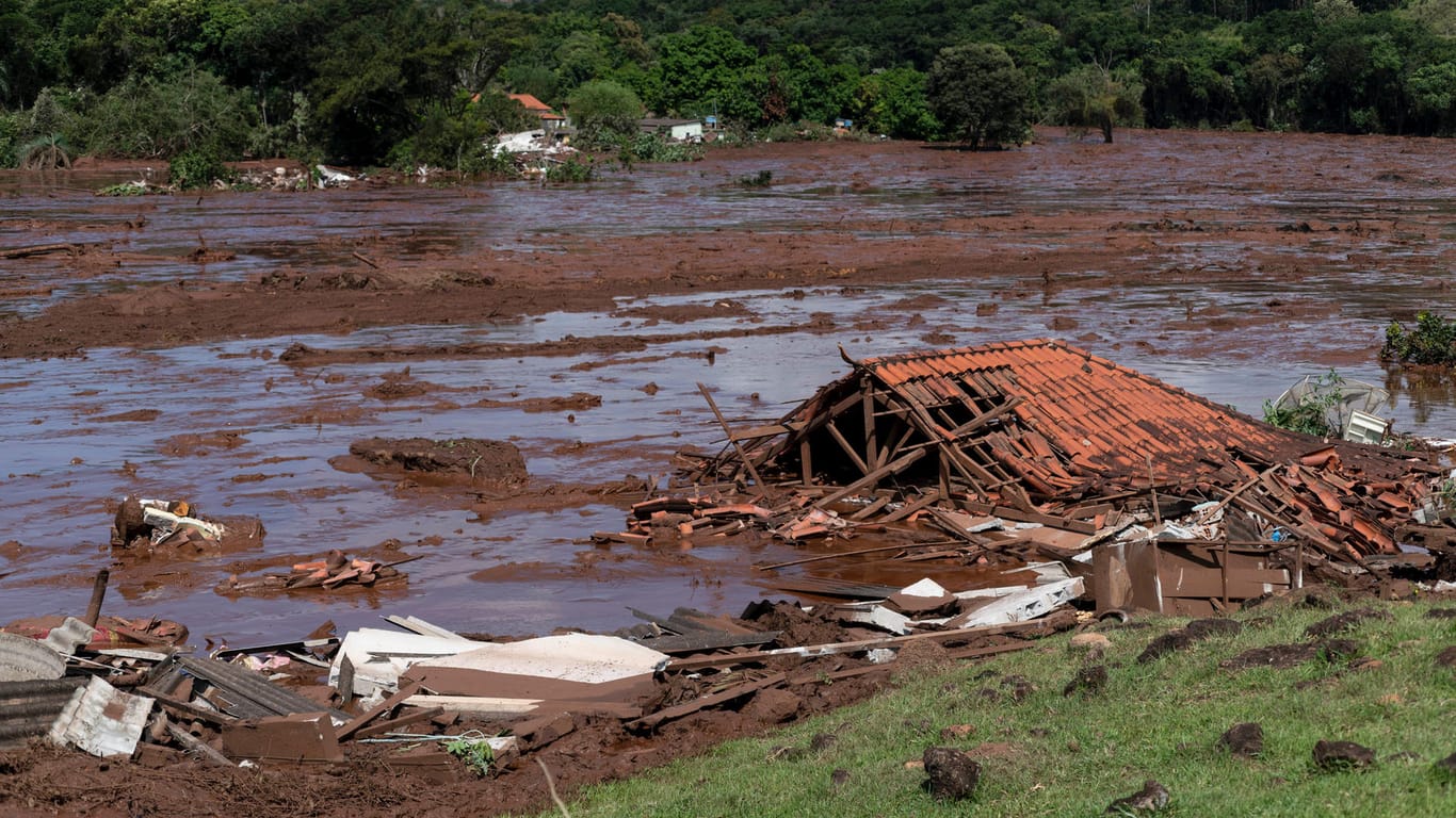 Brasilien, Brumadinho: Ein Haus liegt in Trümmern, nachdem ein Staudamm bei Brumadinho gebrochen ist.