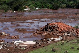 Brasilien, Brumadinho: Ein Haus liegt in Trümmern, nachdem ein Staudamm bei Brumadinho gebrochen ist.