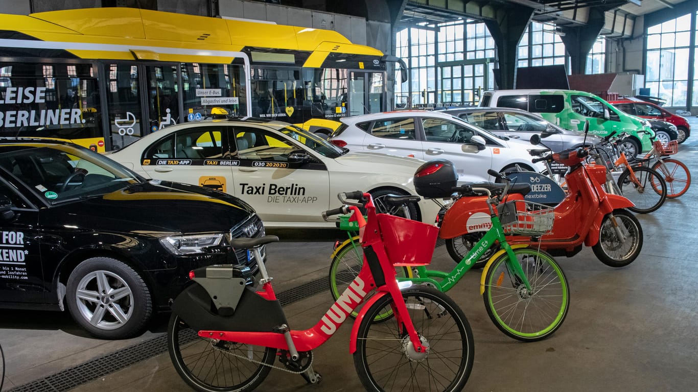 Fahrzeuge und Zweiräder in Berlin: Die BVG will den "Umstieg schaffen hin zum gemeinschaftlichen Verkehr, weg von Diesel und Benzin auf Elektro".