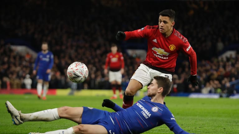 Jorginho von Chelsea kämpft mit Alexis Sanchez (oben) von Manchester um den Ball: Der englische Fußball-Rekordmeister Manchester United hat im FA-Cup das Viertelfinale erreicht.