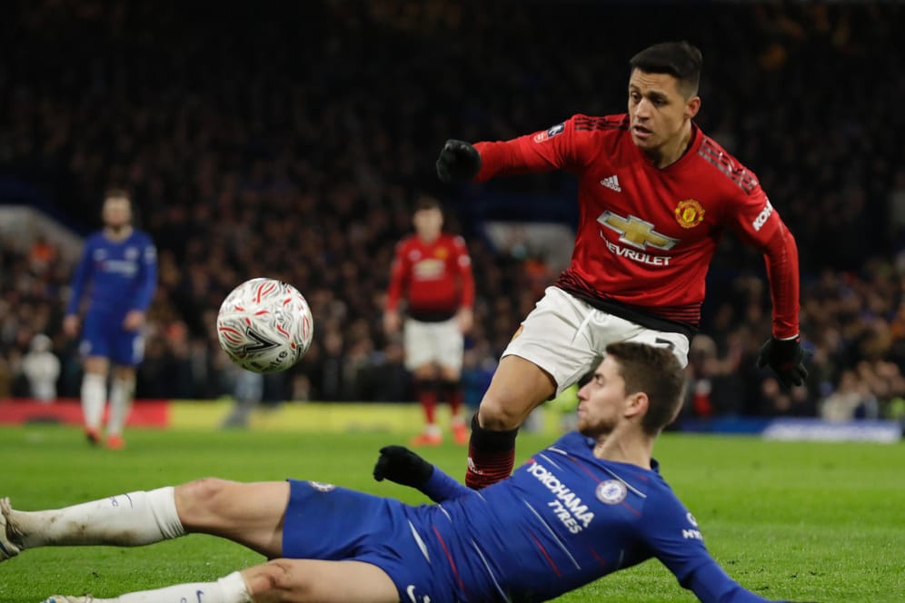 Jorginho von Chelsea kämpft mit Alexis Sanchez (oben) von Manchester um den Ball: Der englische Fußball-Rekordmeister Manchester United hat im FA-Cup das Viertelfinale erreicht.