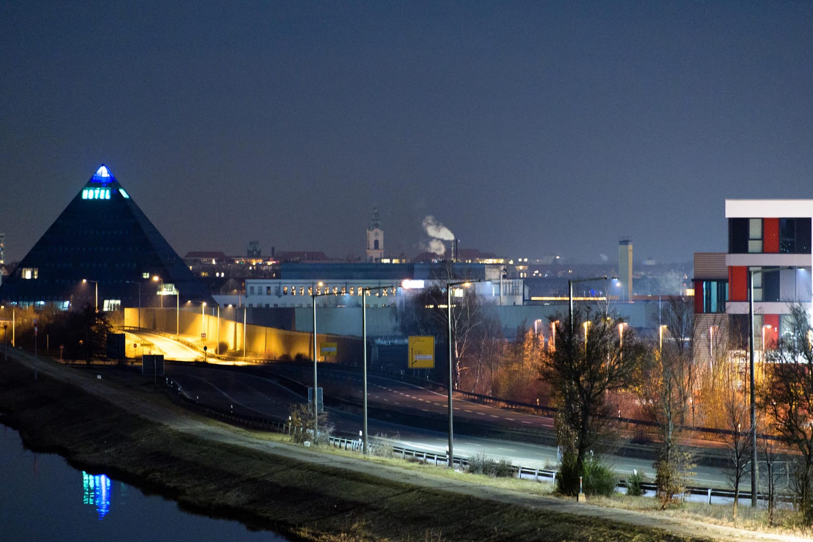 Der Bereich, in dem ein Blindgänger kontrolliert gesprengt wurde: Die 250 Kilogramm schwere Bombe war am Vormittag bei Bauarbeiten in Nürnberg gefunden worden.