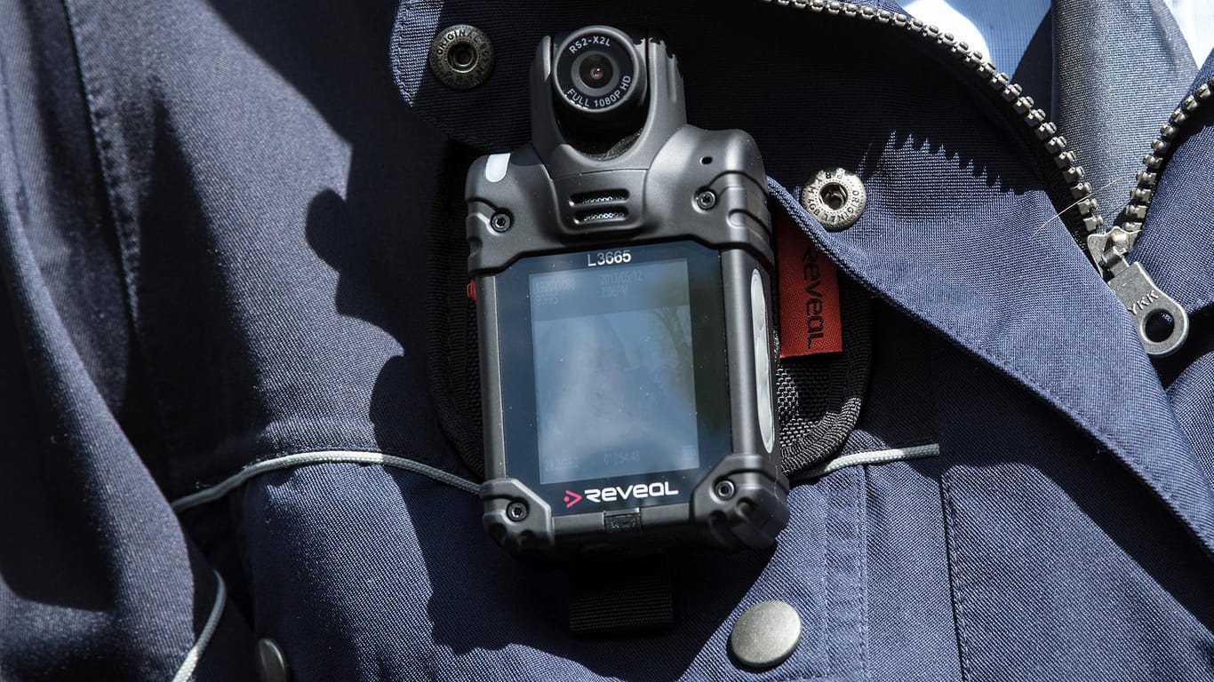 Eine "Bodycam" bei der Polizei Düsseldorf: Auch die Bundespolizei darf nun Körperkameras tragen.