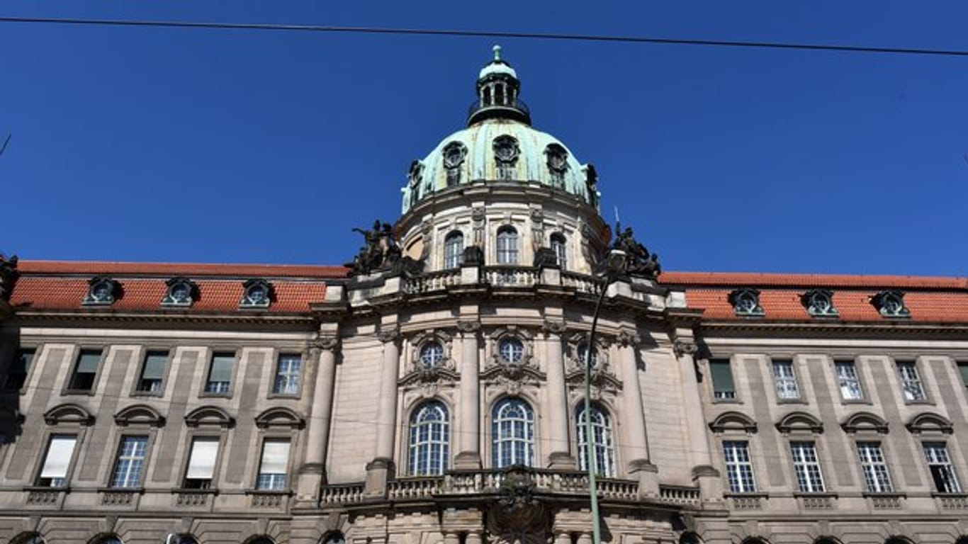 Das Potsdamer Rathaus (Archivbild): Die Entscheidung soll neue Schulden erlauben.