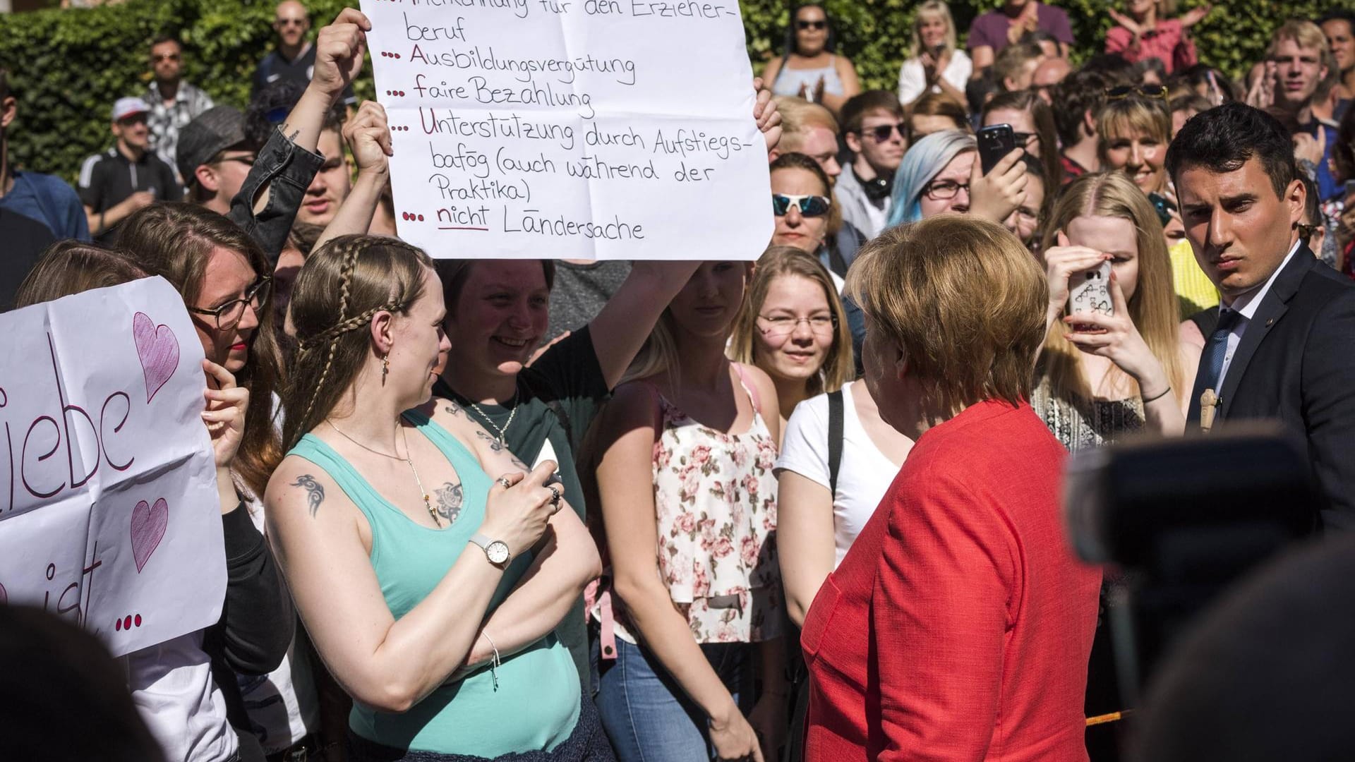 Angela Merkel im Gespräch mit Schülern in Berlin.