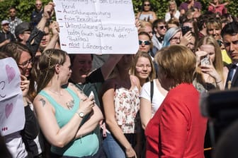 Angela Merkel im Gespräch mit Schülern in Berlin.