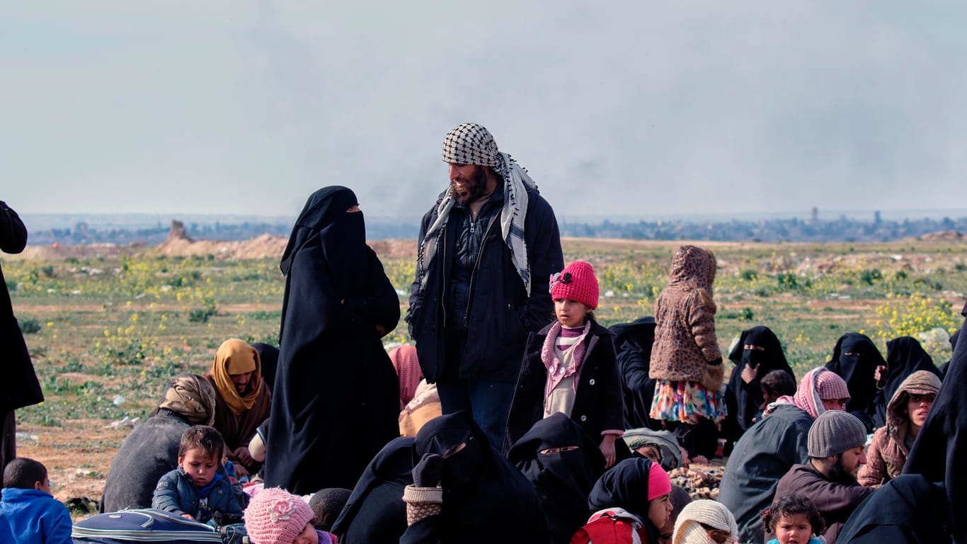 Aus dem bislang vom "IS" gehaltenen Gebiet geflohene Menschen.