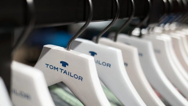 Bügel der Modekette Tom Tailor