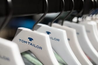 Bügel der Modekette Tom Tailor