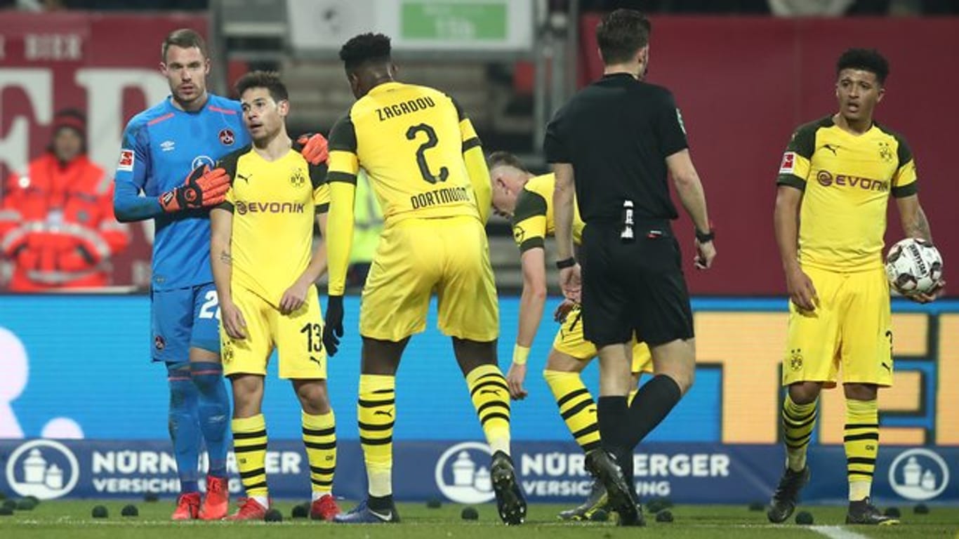 Die BVB-Spieler blicken beim 0:0 in Nürnberg ratlos drein.