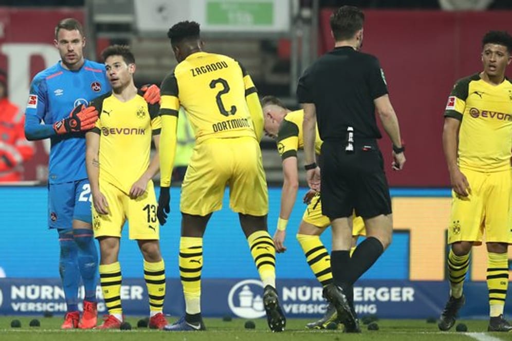 Die BVB-Spieler blicken beim 0:0 in Nürnberg ratlos drein.