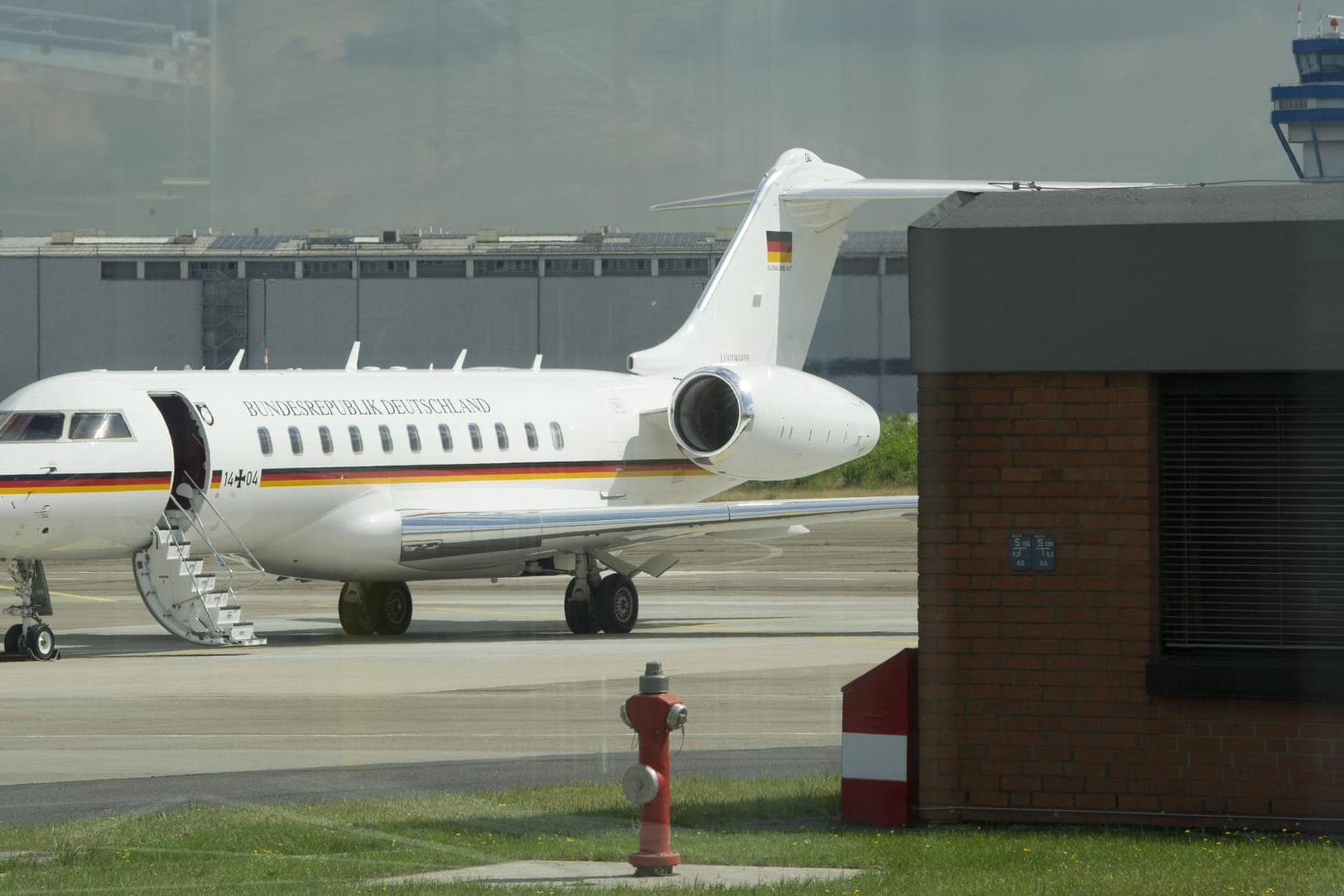 Maschine der Flugbereitschaft der Bundeswehr am Flughafen Köln-Bonn: Laut Grünen-Anfrage gab es allein im vergangenen Jahr 800 Leerflüge.