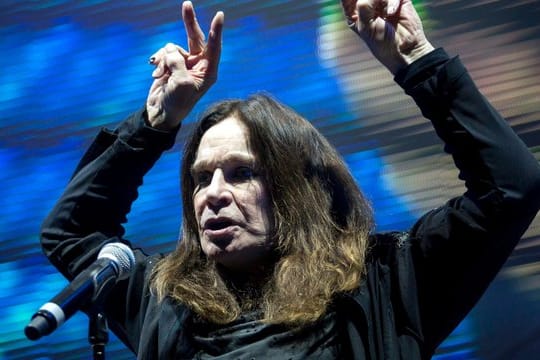 Ozzy Osbourne muss sich erholen.