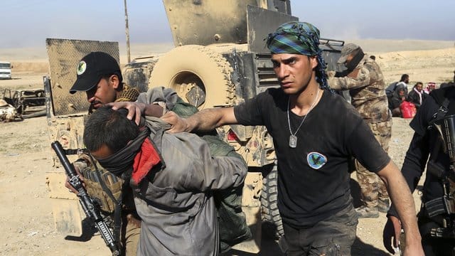 US-Präsident Donald Trump fordert EU-Staaten auf, in Syrien gefangene IS-Kämpfer zurückzunehmen und vor Gericht zu stellen. US-Präsident Donald Trump fordert EU-Staaten auf, in Syrien gefangene IS-Kämpfer zurückzunehmen und vor Gericht zu stellen.