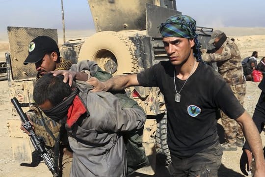 US-Präsident Donald Trump fordert EU-Staaten auf, in Syrien gefangene IS-Kämpfer zurückzunehmen und vor Gericht zu stellen.